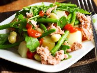 Рецепта Картофена салата с риба тон, зелен фасул и чери домати